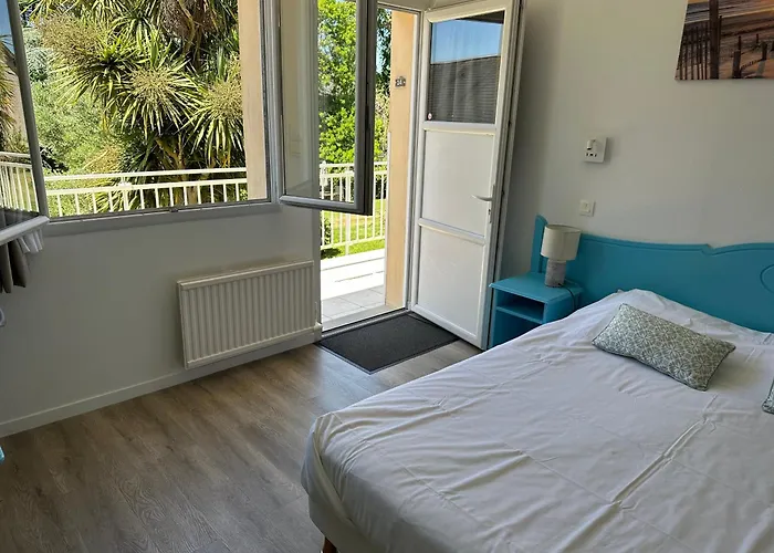 Otel Logis La Demeure Du Perron Quettehou