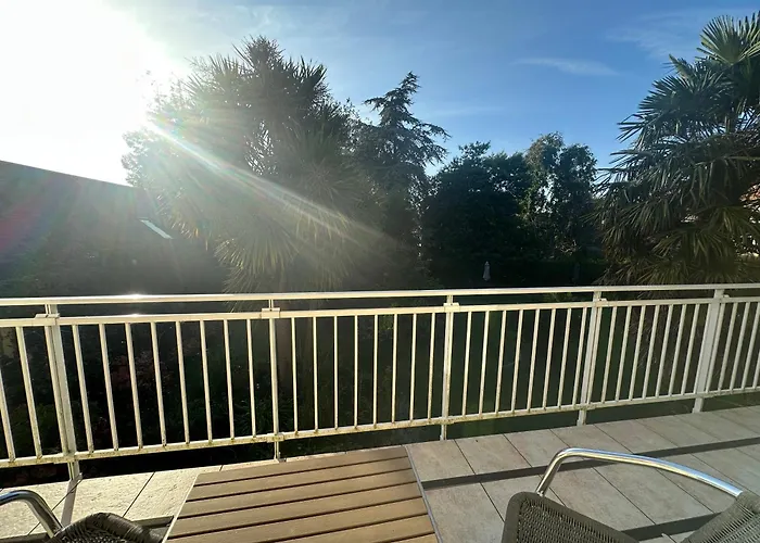 Logis La Demeure Du Perron Otel Quettehou