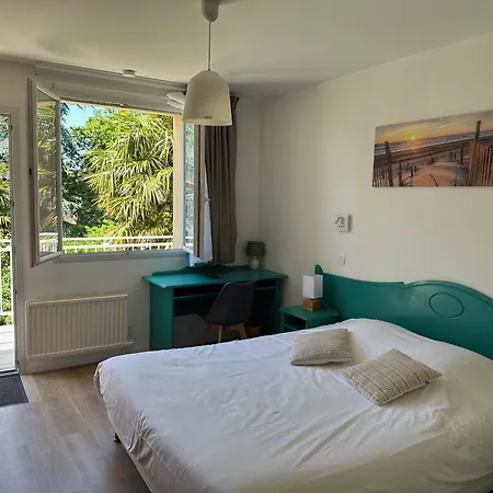 Logis La Demeure Du Perron فندق Quettehou