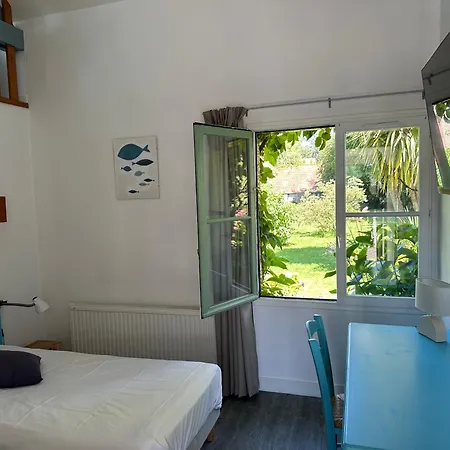 Logis La Demeure Du Perron Hotel Quettehou