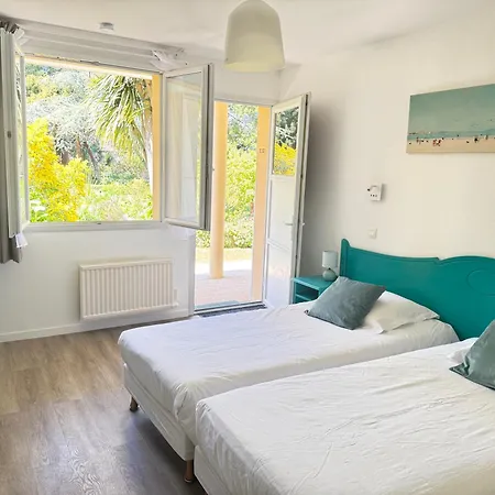 Logis La Demeure Du Perron Hotel 3*