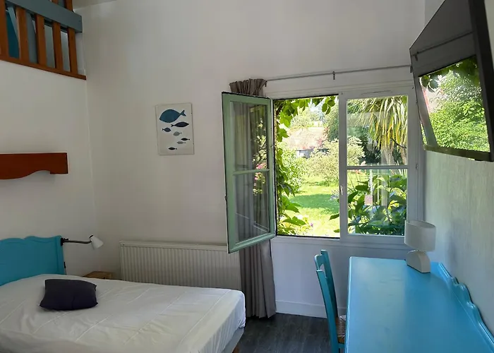 Logis La Demeure Du Perron فندق Quettehou