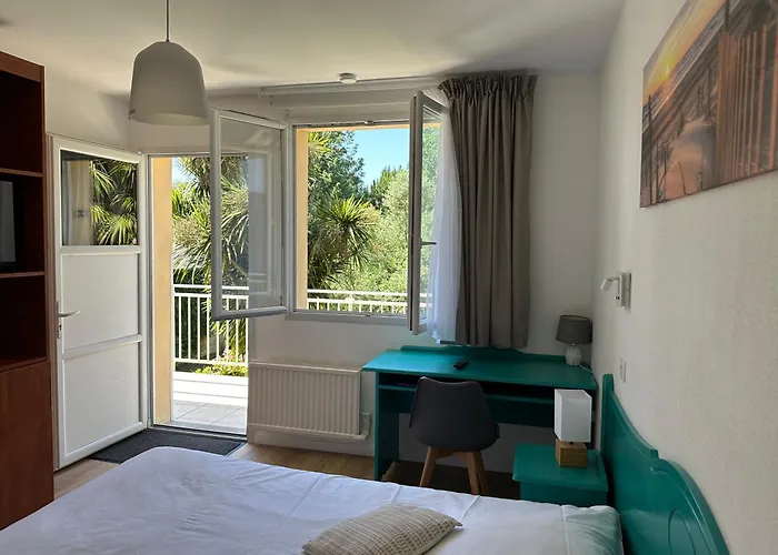 Otel Logis La Demeure Du Perron 3*