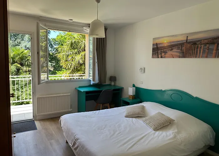 Logis La Demeure Du Perron Hotel Quettehou