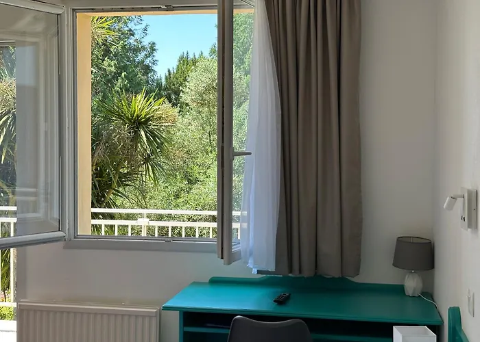 Logis La Demeure Du Perron Quettehou